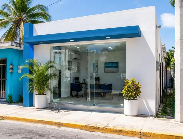 Fachada de oficina con acentos azules